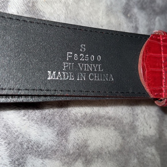 Wet Seal Faux Red Gator print belt size S ! NWOT ! - Picture 4 of 6